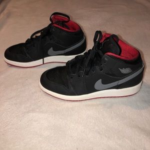 Jordan mids size 5.5youth/7women